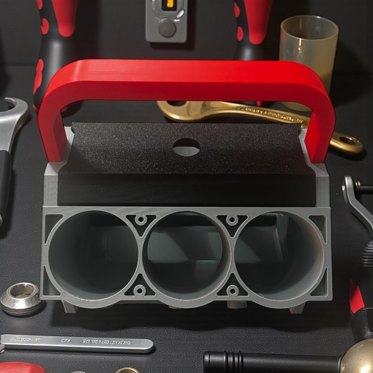 Nosidło na napoje w kształcie silnika V6